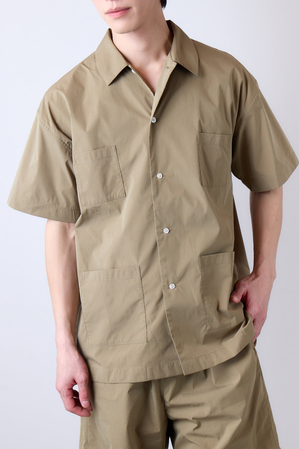 MULTI POCKET S/S SHIRT 和を感じる落ち着いたグリーンカラーで、キューバシャツを日本的に再解釈した半袖シャツ。 – Oyobi  –和を感じる落ち着いたグリーンカラーで、キューバシャツを日本的に再解釈した半袖シャツです。 侘び...