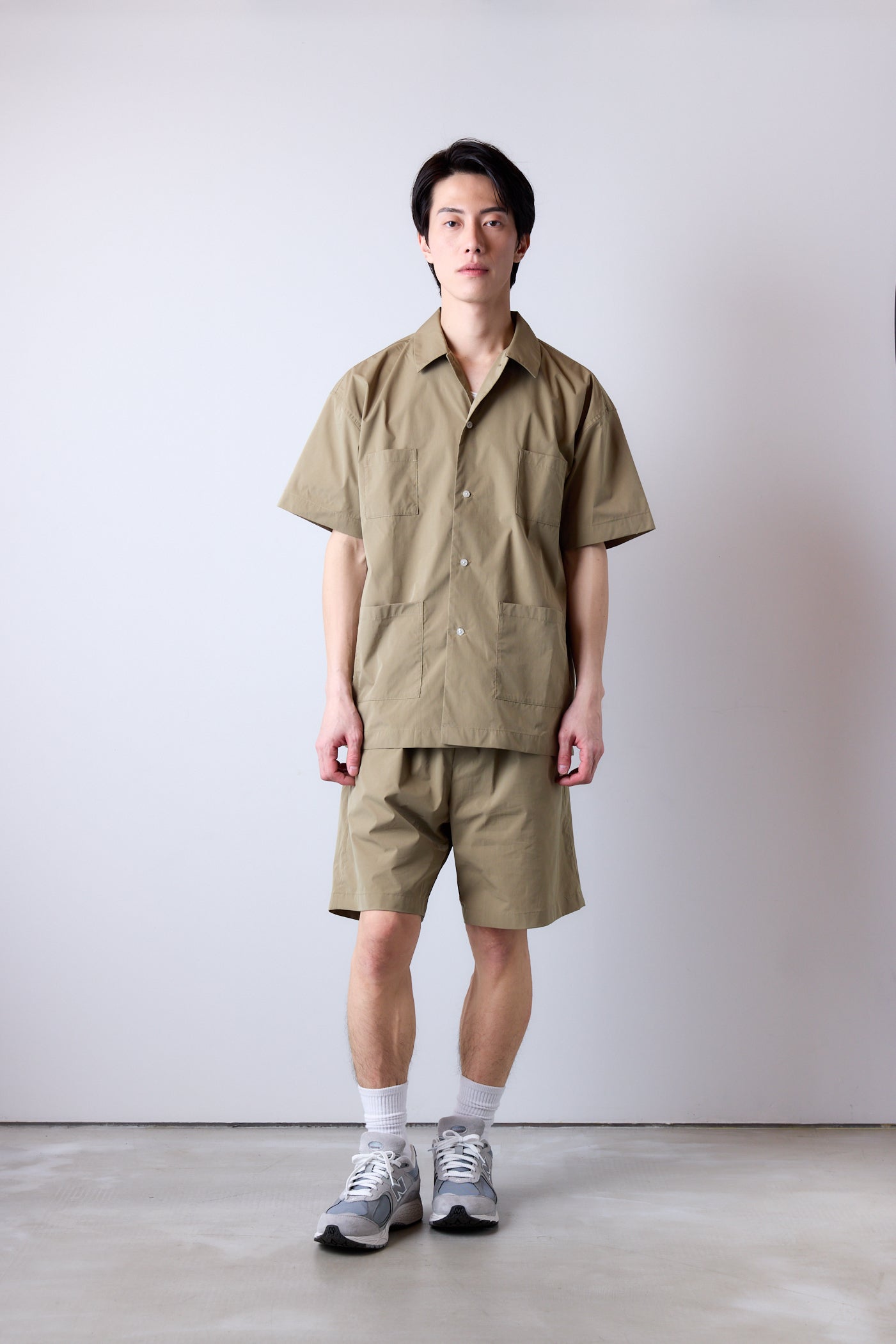 MULTI POCKET S/S SHIRT 和を感じる落ち着いたグリーンカラーで、キューバシャツを日本的に再解釈した半袖シャツ。 – Oyobi  –和を感じる落ち着いたグリーンカラーで、キューバシャツを日本的に再解釈した半袖シャツです。 侘び...